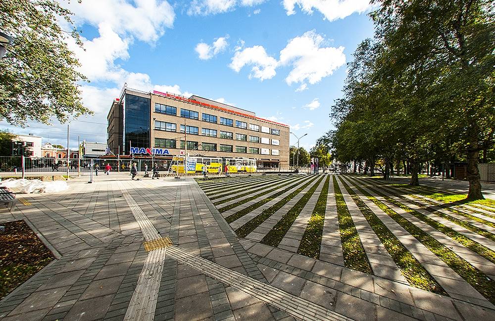 FOTO: Lielās ielas skvēru gatavo atklāšanas svētkiem