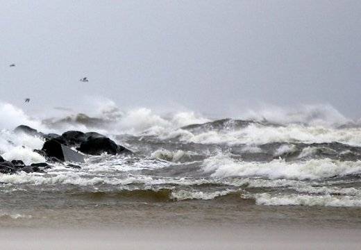 Otrdienas rītā vējš pierimis, līst Kurzemē; dienā daudzviet uzlīs