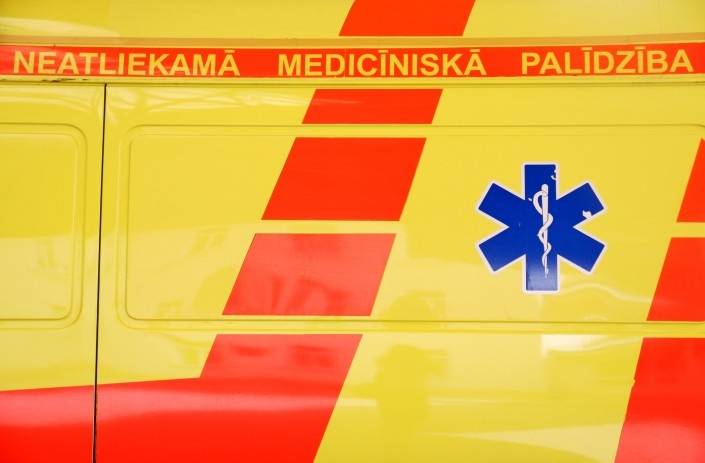 Liepājā sirmgalvi notriec tramvajs