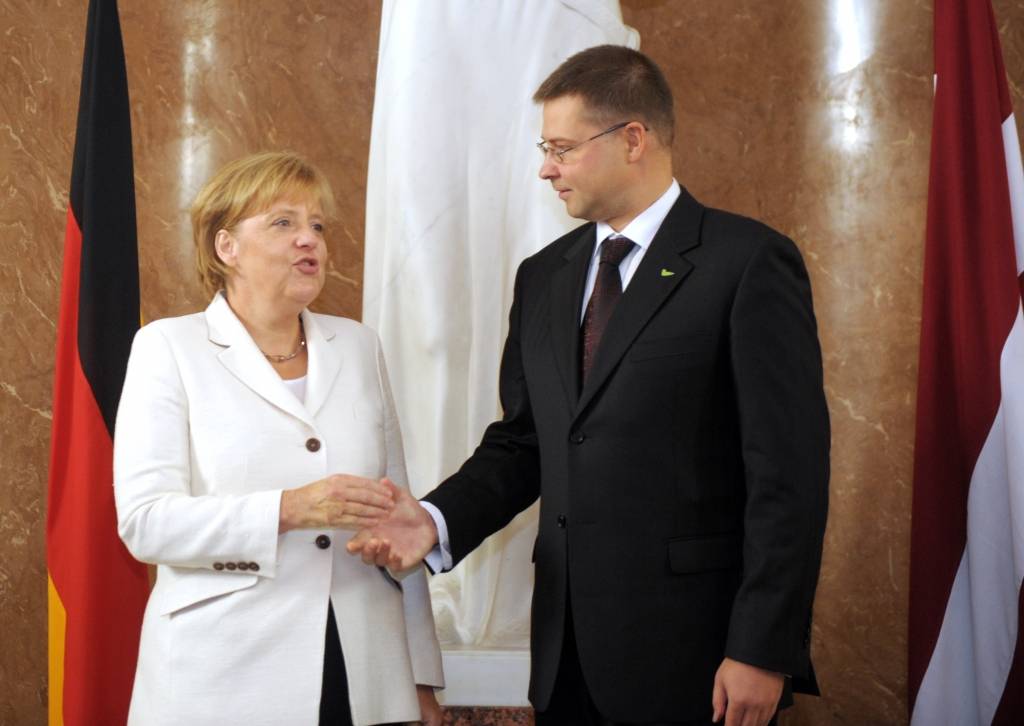 Dombrovskis priecīgs par iespēju turpināt ciešo sadarbību ar Merkeli