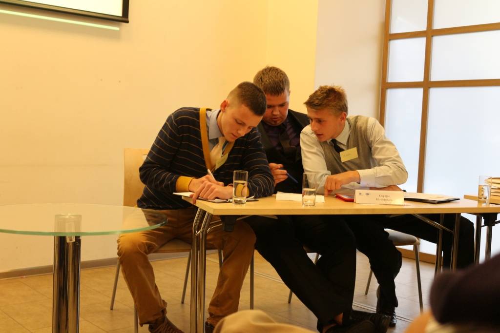 Liepājas 15.vidusskolas debatētāji izcīna braucienu uz Strasbūru visam skolas debašu klubam