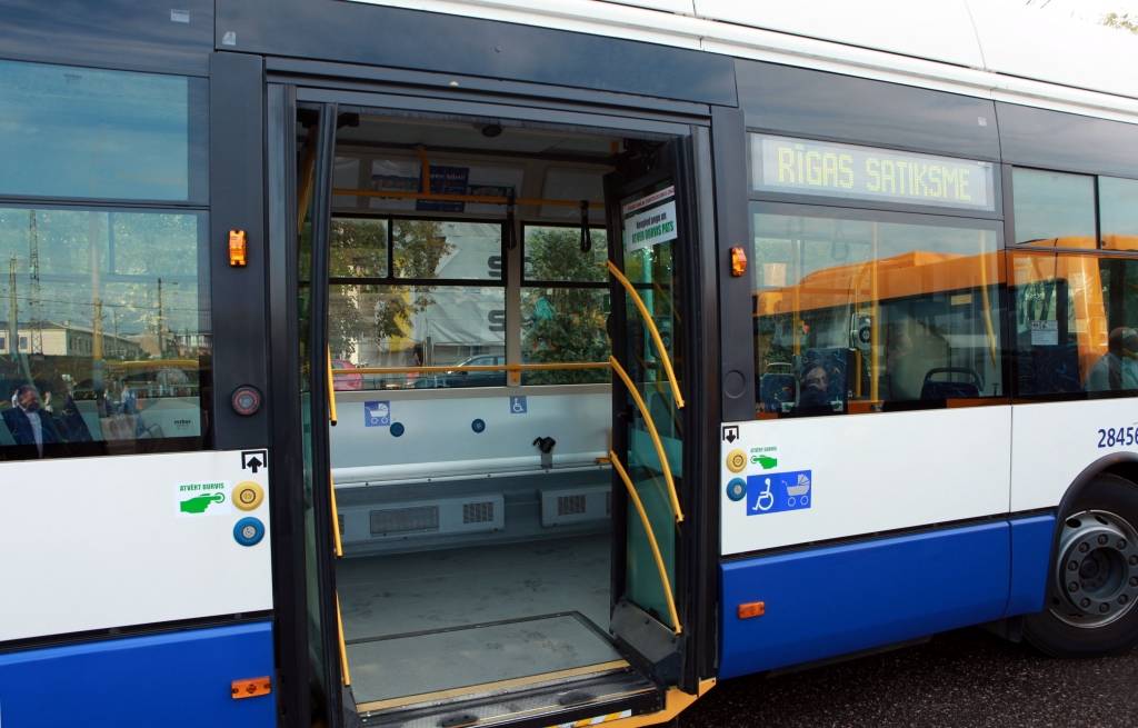 Rīgā nedeklarētajiem par sabiedrisko transportu prasīs uz pusi lielāku maksu