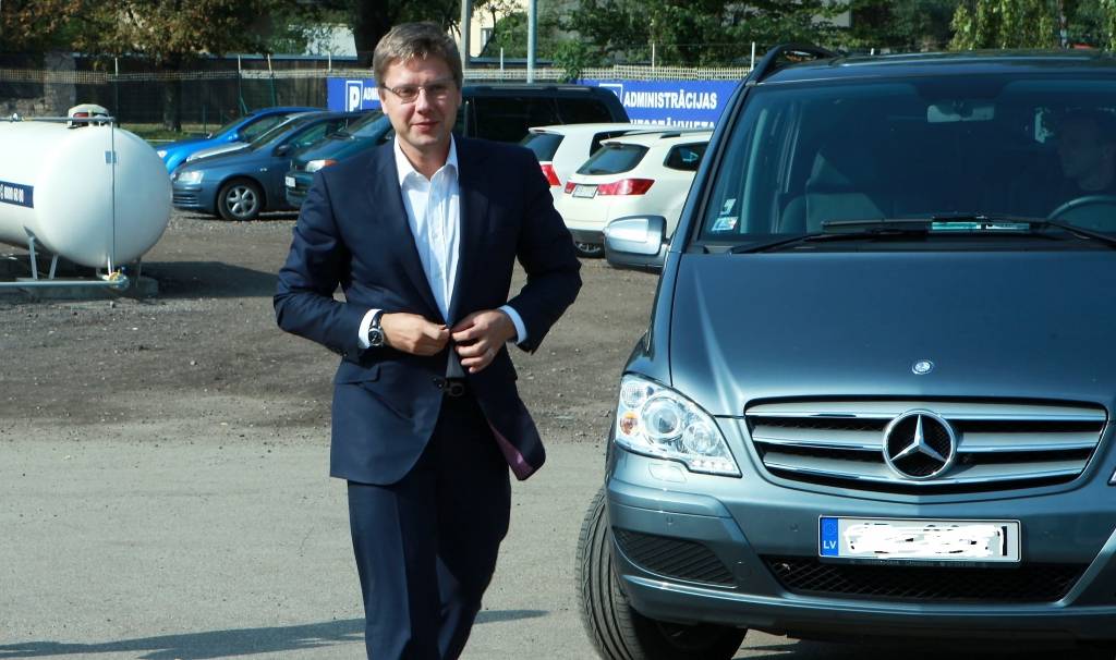 Ušakovs norāda uz soli bezmaksas sabiedriskā transporta virzienā; Pūķis: cietīs paši rīdzinieki