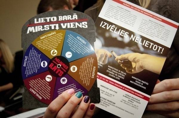 FOTO: Liepājas skolās atsāk pretnarkotiku akciju "Lieto barā, mirsti viens!"