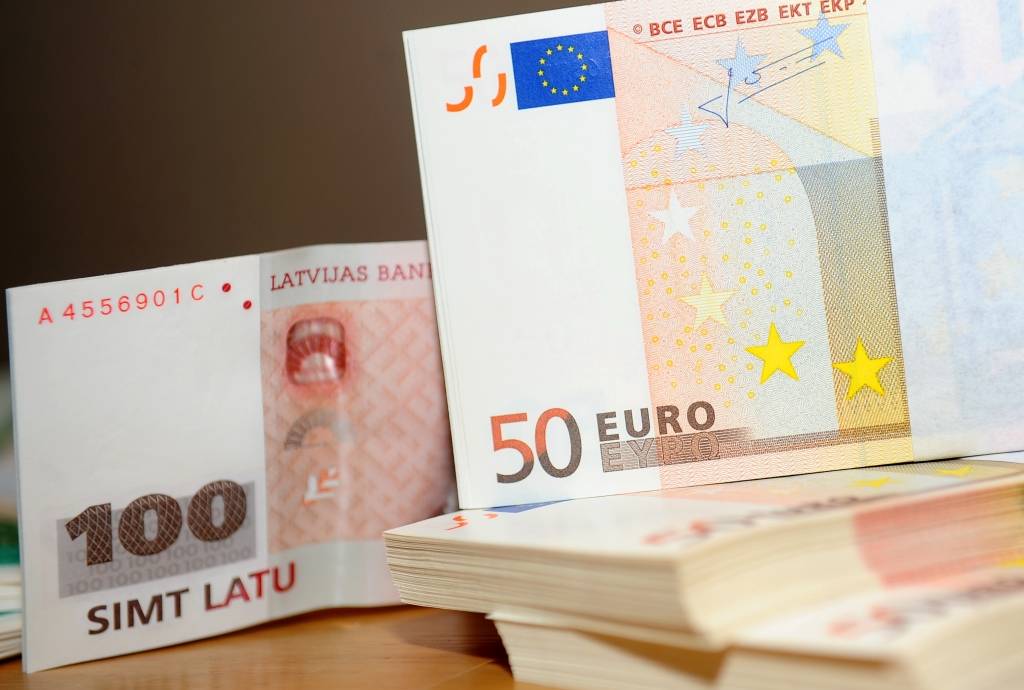 Cenas jānorāda gan latos, gan eiro