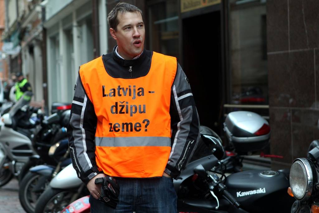 Papildināts ar foto - Motociklisti protestē pret bedrēm un valdības vienaldzību