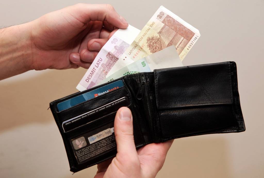 Uzlabo prognozi un sadala vēl 17 miljonus