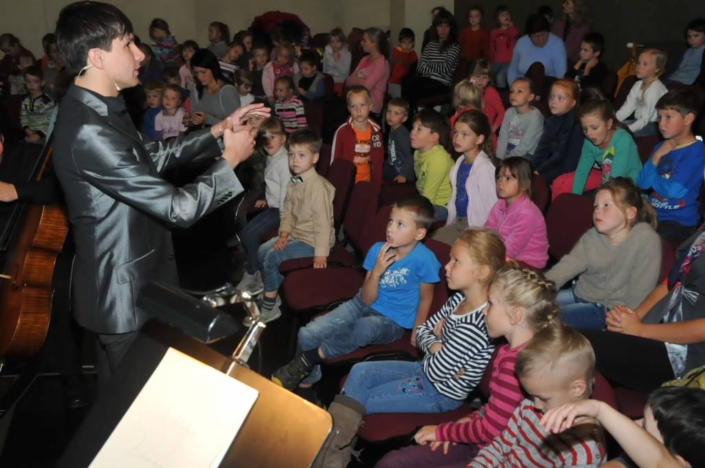 FOTO: Simfoniskais orķestris ar Andri Ērgli piedāvā koncertus skolēniem