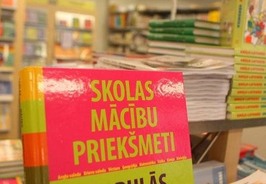 IZM pārskaitījusi pašvaldībām papildu finansējumu mācību līdzekļu iegādei