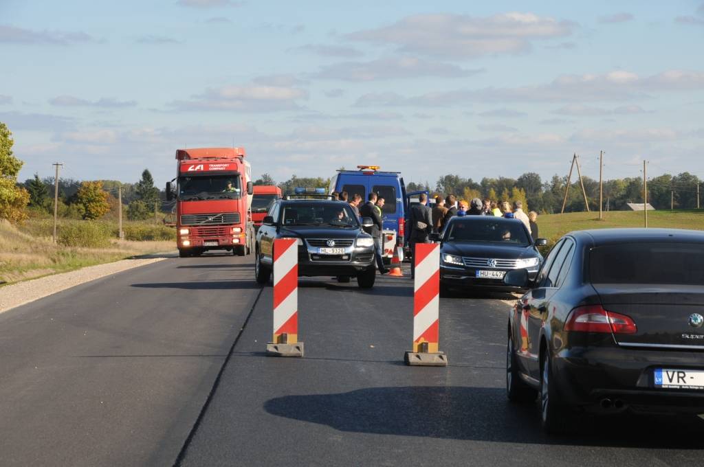 FOTO: Testē autoceļa A9 jaunā posma segumu 