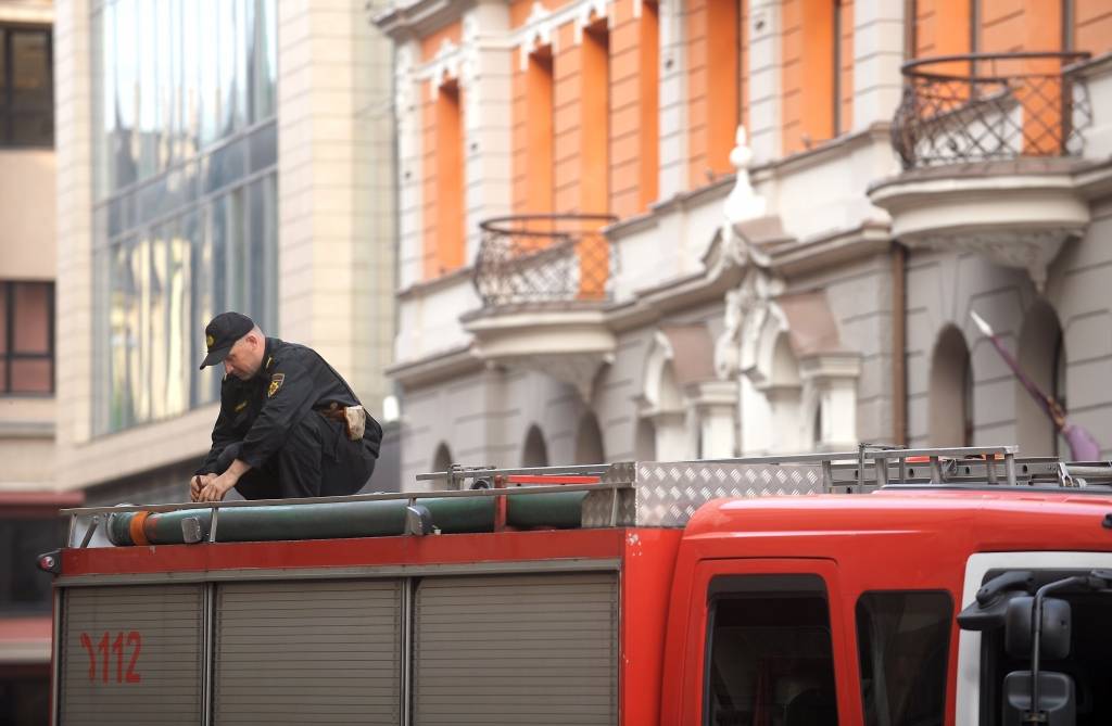 papildināts ar FOTO - Rīgas centrā aizdegusies sešstāvu ēka