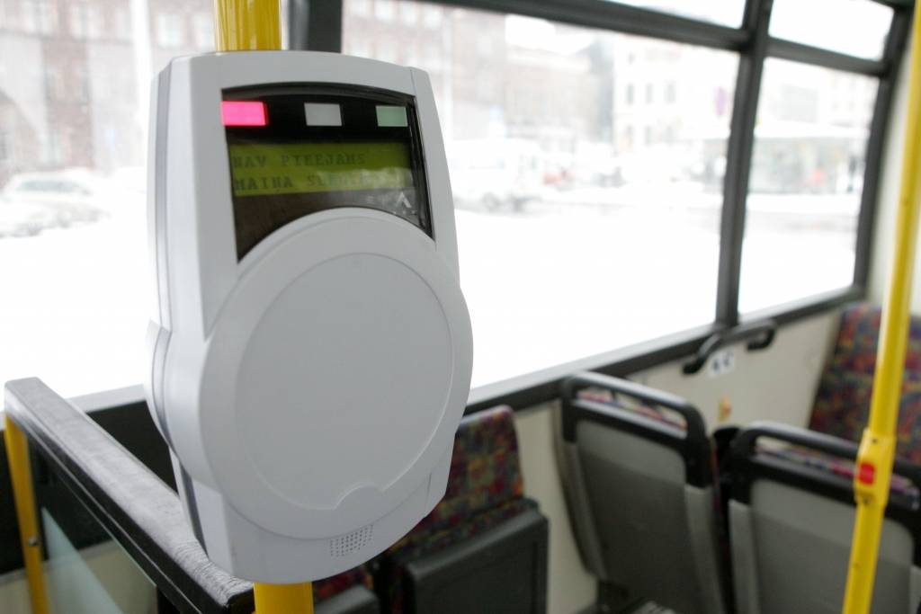 Rīgas dome nolēmusi - Rīgā nedeklarētie par sabiedrisko transportu maksās dubultā
