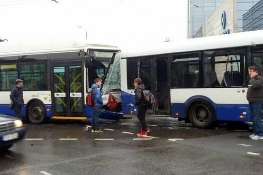 FOTO: Rīgas centrā saskrienas autobuss un trolejbuss; cietusi pasažiere