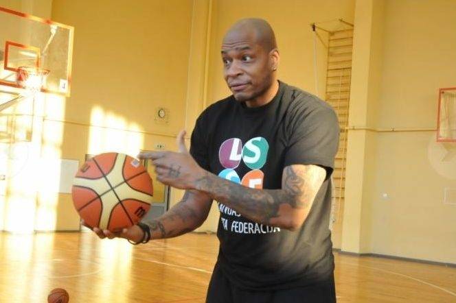 Seminārus skolēniem vada slavenais basketbolists Kriss Mūrs