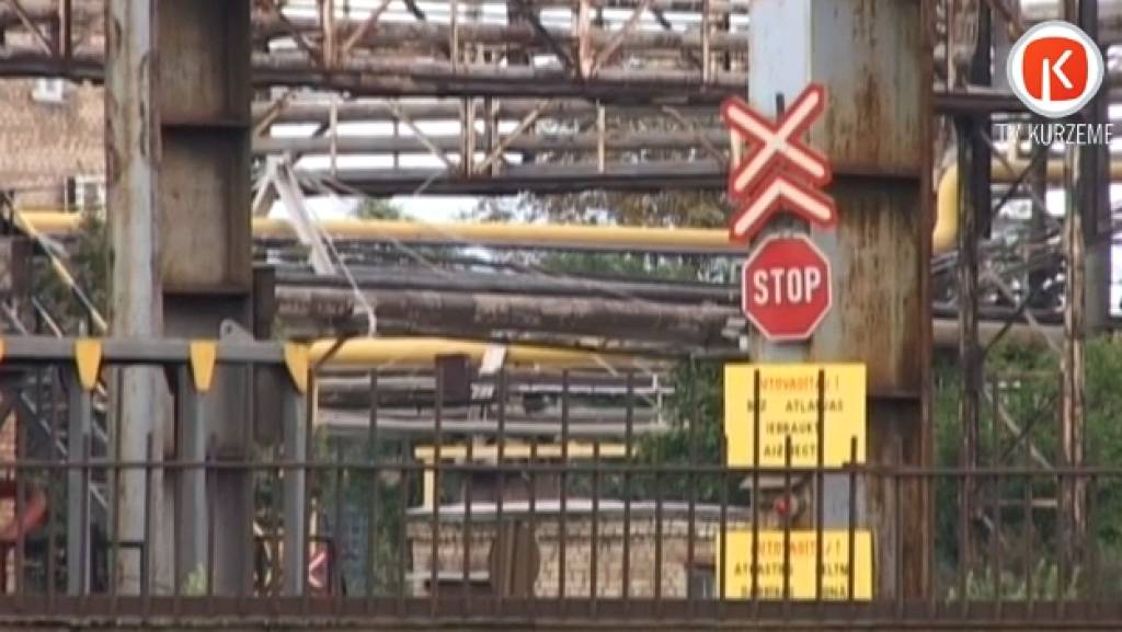 Liepājas metalurga darbinieki – gan meklē jaunu darbu, gan slīcina bezcerību alkoholā