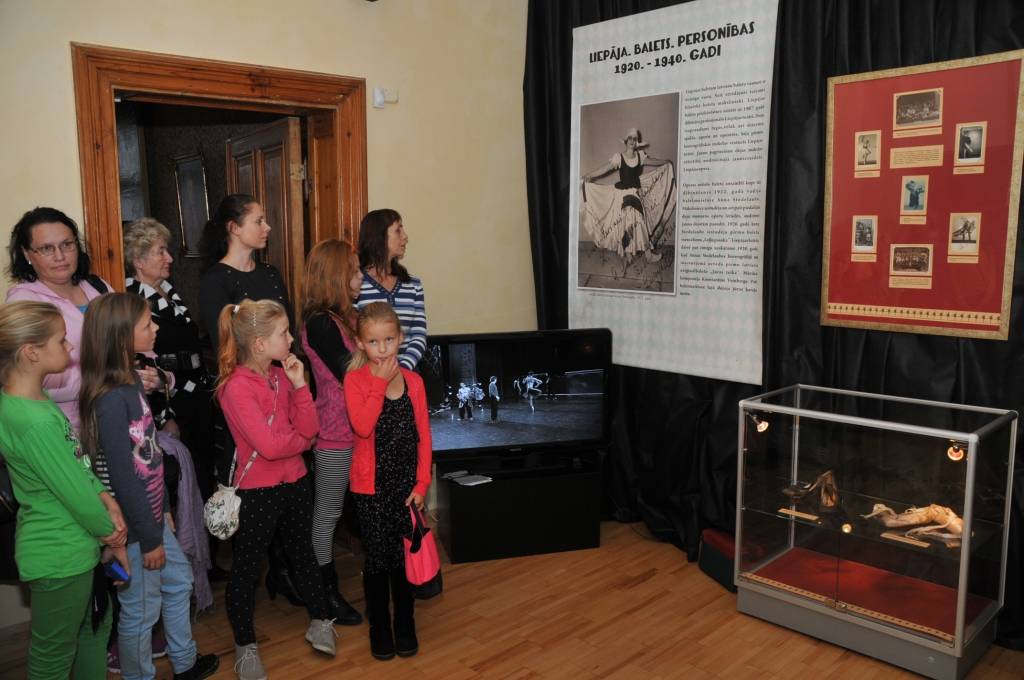 FOTO: Izstāde vēsta par Liepājas baleta personībām