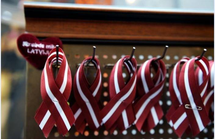 Liepājā šogad izdalīs vairāk sarkanbaltsarkano lentīšu