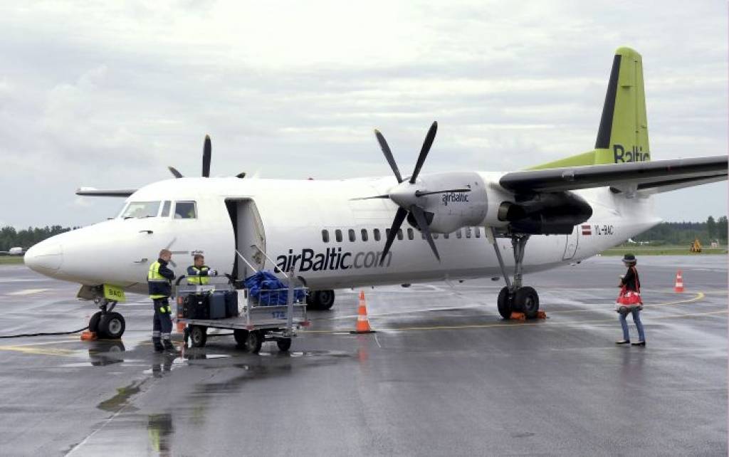 Lidostā Rīga miglas dēļ atcelti vai uz kaimiņvalstīm novirzīti vairāki airbaltic reisi