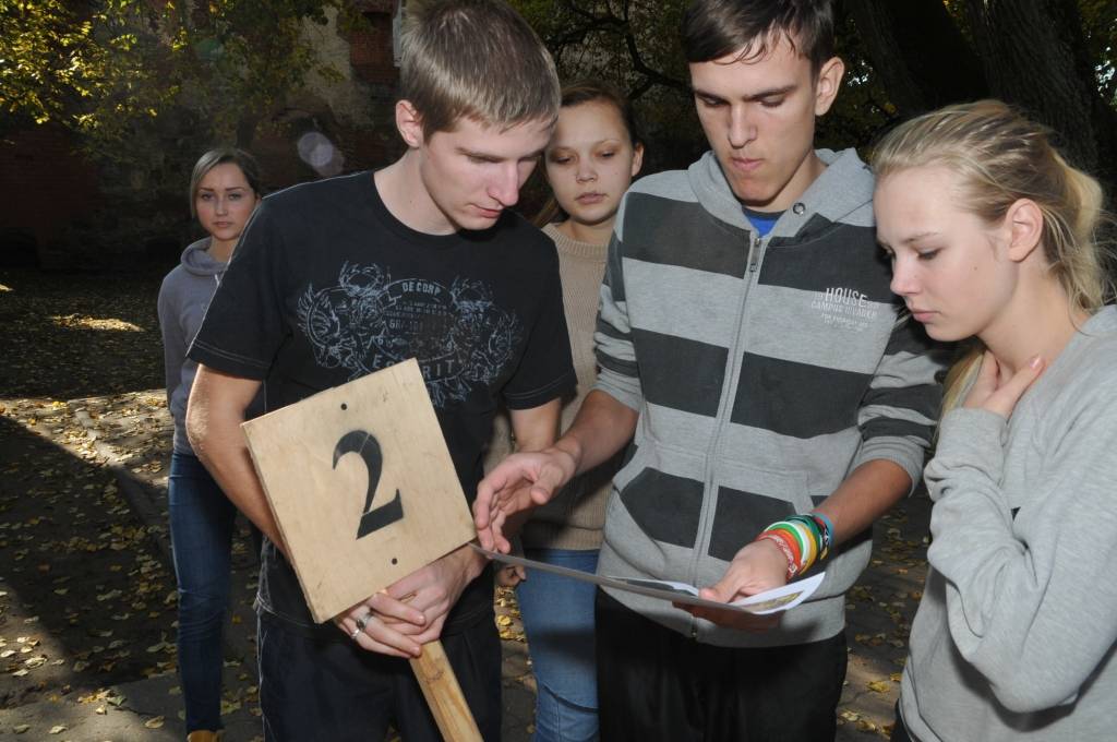 FOTO: Grobiņā jaunieši piedalās misijā "Jaunie Rīgas sargi:Latvijas hronika"