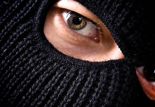 Aiztur sievieti par līdzdalību, mēģinot aplaupīt divus benzīntankus