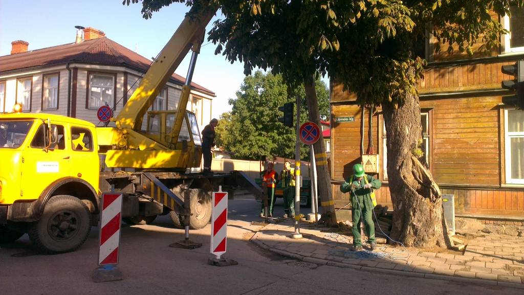 Liepājā demontēs vecos apgaismes stabus, būs satiksmes ierobežojumi