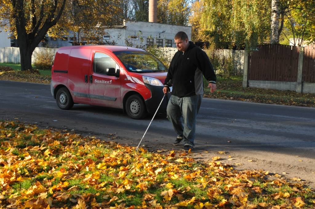 FOTO: Autovadītāju attieksme pret balto spieķi būtiski atšķiras