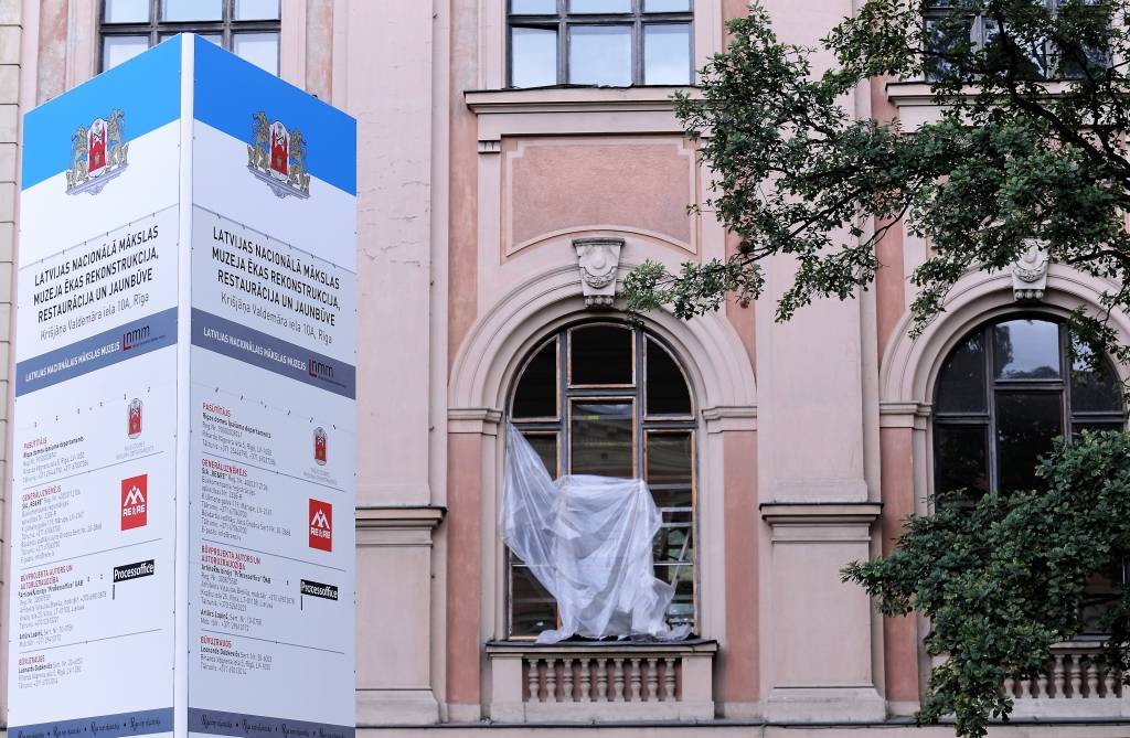 Gruntsūdeņi un plaisas fasādē paildzinās Mākslas muzeja rekonstrukciju