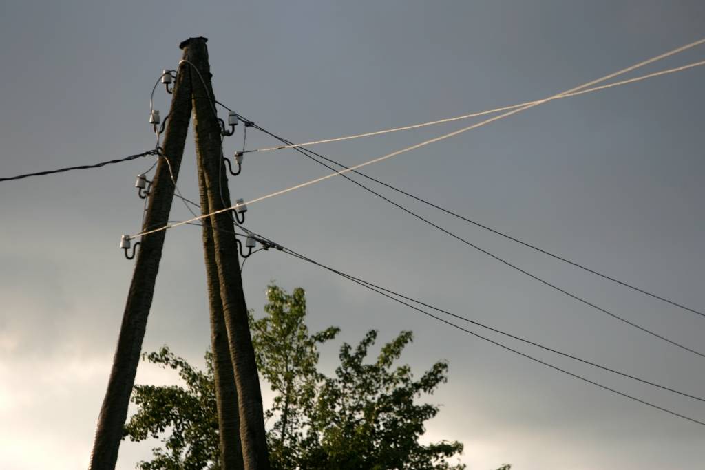 Stiprā vēja dēļ piektdien bez elektrības palikušas 5000 mājsaimniecības