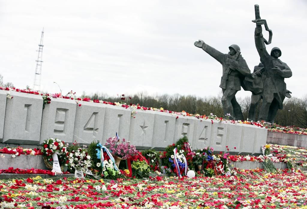 papildināts (18:03) Iniciatīvai par Uzvaras pieminekļa nojaukšanu savākti nepieciešamie 10 000 paraksti