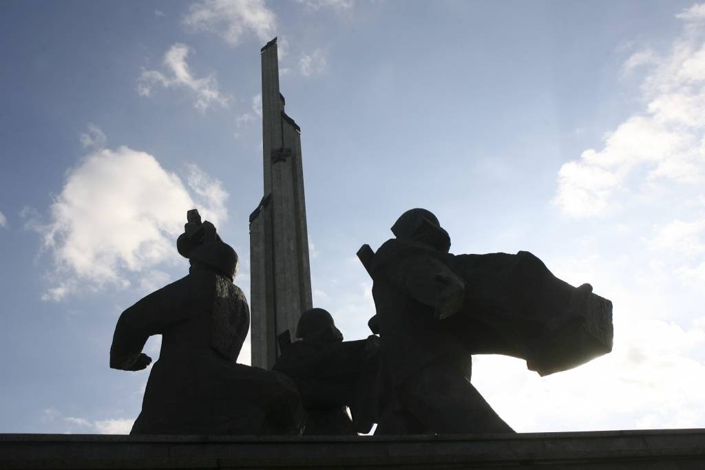 Šķērslis Uzvaras pieminekļa nojaukšanai - valdības vienošanās ar Krieviju