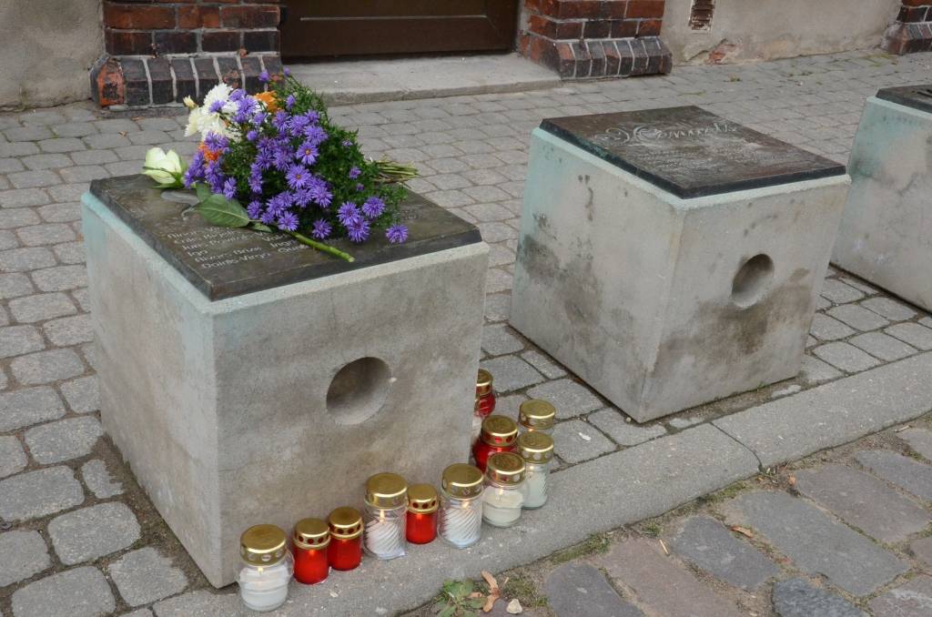 Mūziķu slavas alejā Liepājā aicina nolikt ziedus, godinot Aivara Brīzes piemiņu