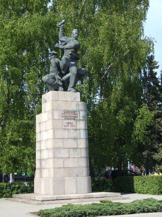 Liepājnieks rosina pārvietot pieminekli Liepājas aizstāvjiem