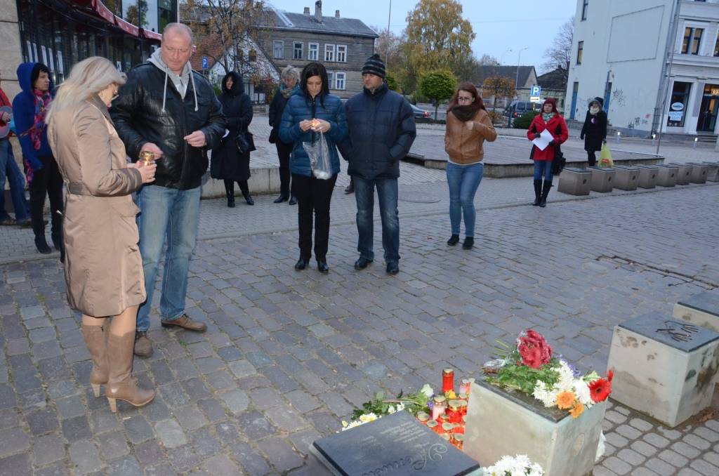 FOTO: Piemin mūziķi Aivaru Brīzi