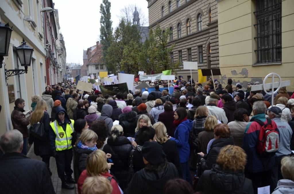papildināts ar FOTO (10:13) - Noslēdzies skolotāju pikets pie Saeimas