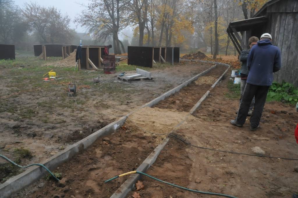 FOTO: Priekulē slidotavu gatavo jaunajai sezonai