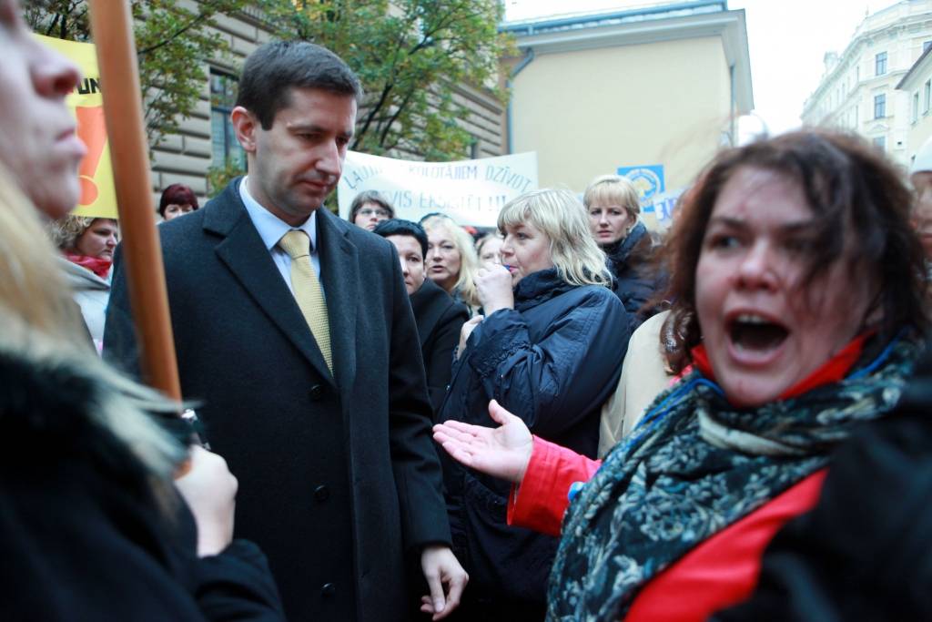 Vairāk nekā 1000 pedagogi un zinātnieki pie Saeimas izsvilpj valsts budžeta projektu
