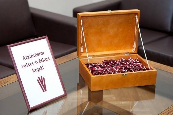 Liepājā aicina piedalīties sarkanbaltsarkano lentīšu griešanā