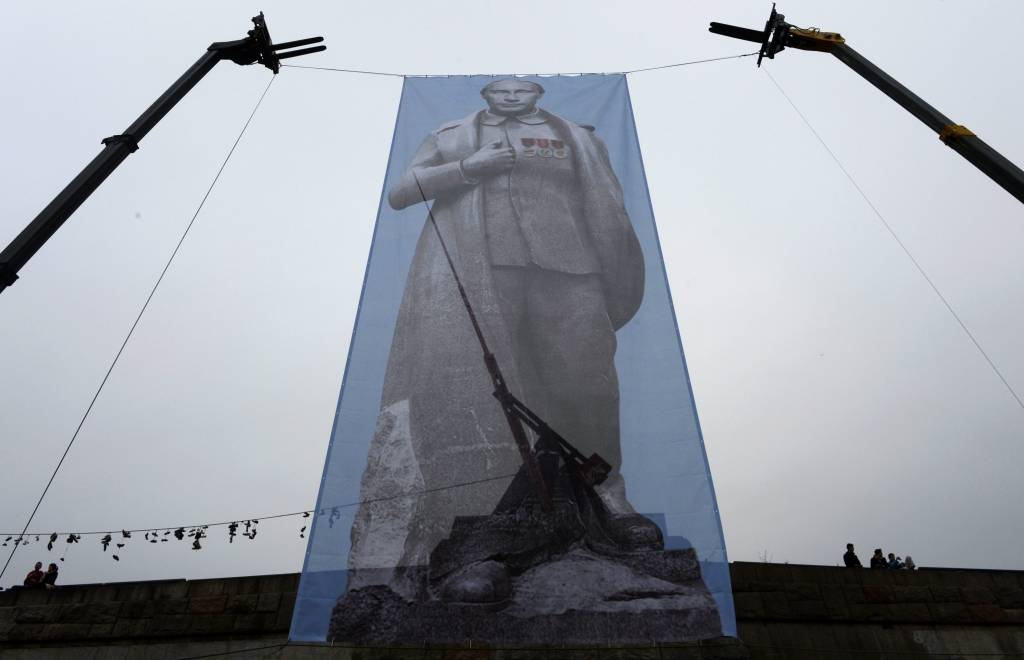 Prāgā Staļina pieminekļa vietā izkārts milzīgs Putina plakāts