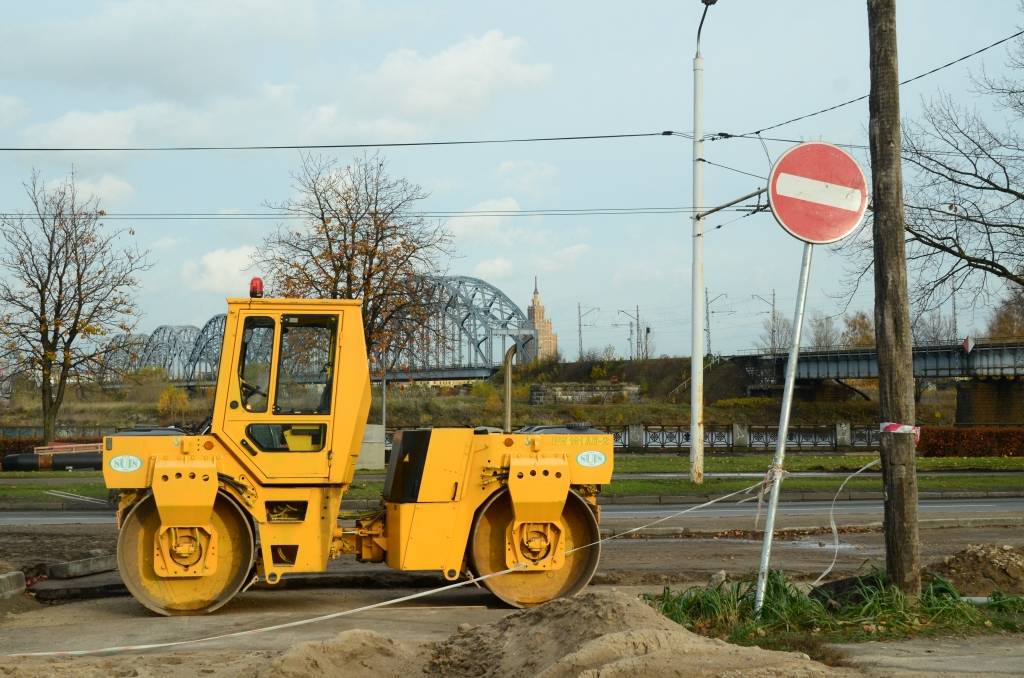 FOTO: Satiksmes organizācija pie topošās Gaismas pils kā neizprotama šķēršļu josla