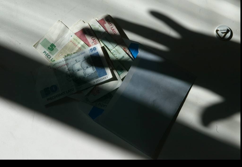 Atkal dzīvojam uz parāda - pieaug banku izsniegto kredītu apjoms