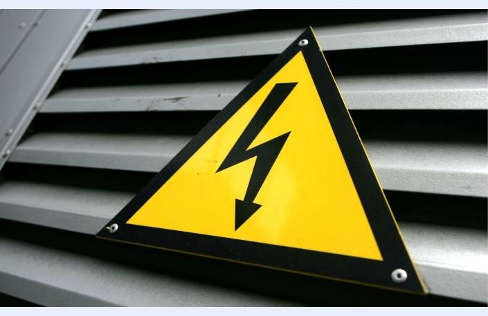 Elektrības atslēgumu dēļ Ventspilī bīstama situācija nav izveidojusies; Liepājā slimnīcai norauta daļa jumta