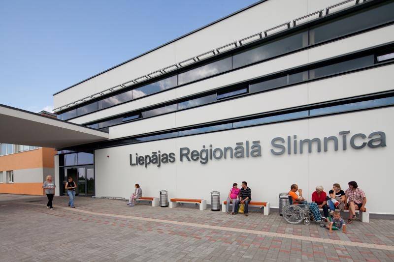 Liepājas slimnīcai vētras norautā jumta remonts varētu izmaksāt ap 1000 latiem