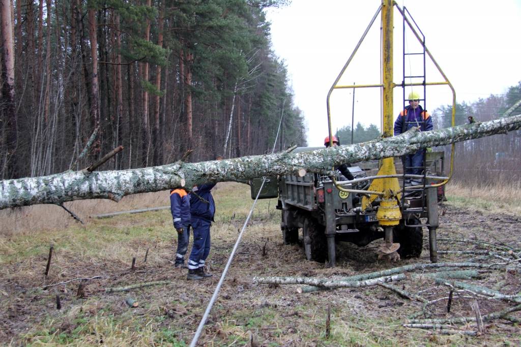 Elektrība visiem vēl nav atjaunota; traucēta arī ūdens apgāde