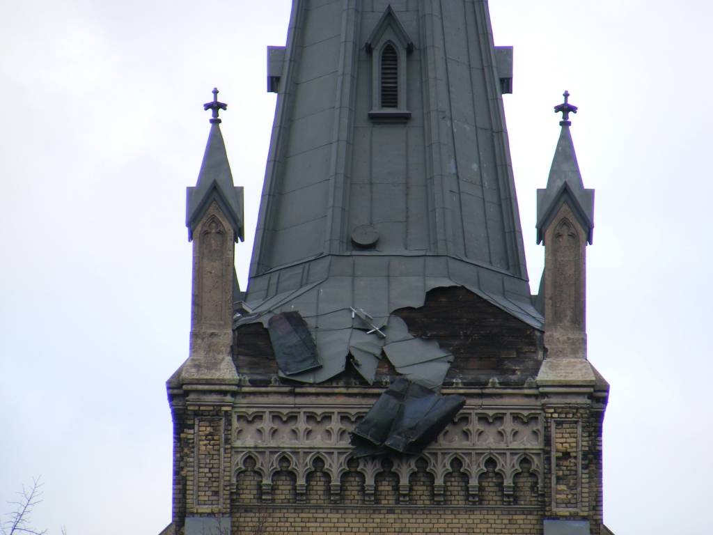 papildināts ar FOTO (17:02) - Vētrā cietusi arī Rīgas Sv.Pāvila baznīca