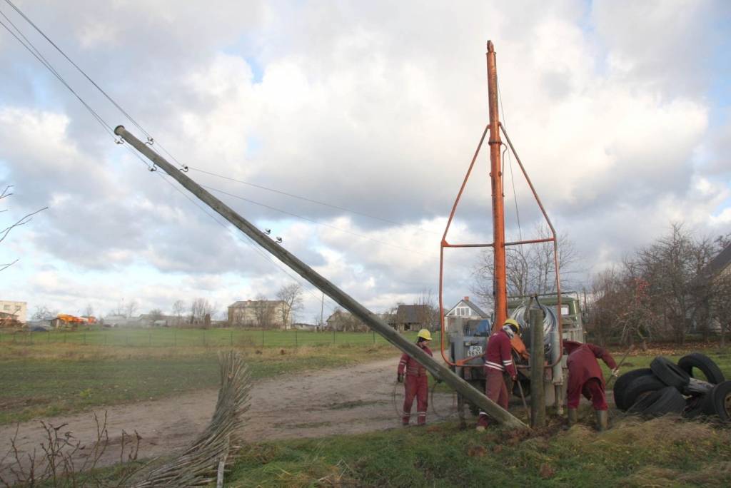 Bez elektrības vēl 7000 "Sadales tīkla" klientu