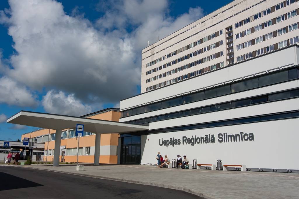 Liepājā siltinās slimnīcas galveno ēku un uzstādīs vēja ģeneratorus