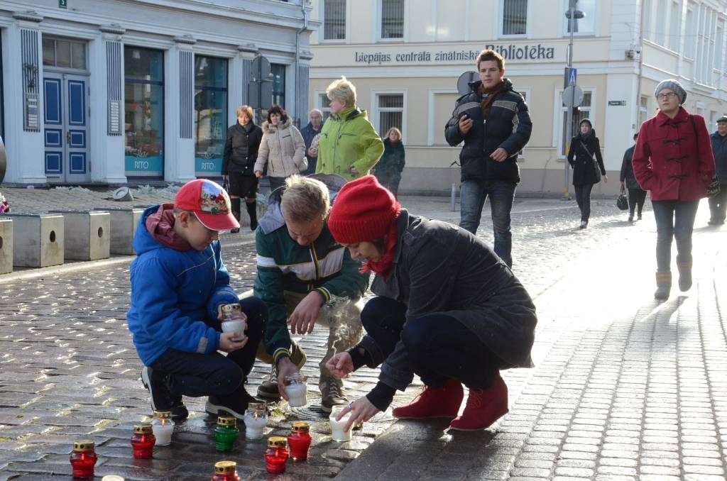 FOTO: Iededz gaismu Aivara Brīzes ceļam uz Mūžību