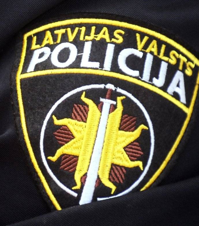 Policija Liepājā aiztur jaunieti, kurš internetā draud nošaut iedzīvotājus