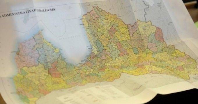 Saeima vērtēs ieceri par pašvaldību apvienošanās veicināšanu, neparedzot 100 000 latu kompensāciju