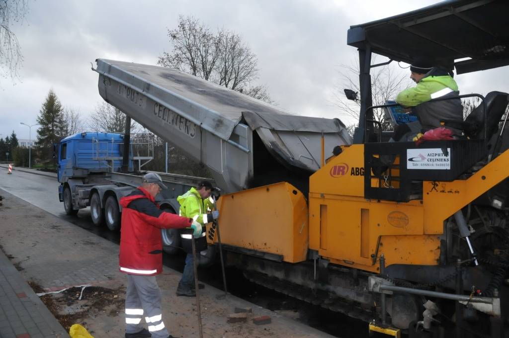 FOTO: Rekonstruē Zvaigžņu ielu Aizputē